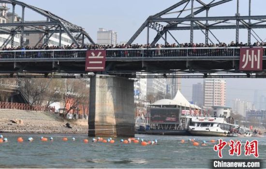 圖為活動現(xiàn)場冬泳愛好者表演“漂游”?！钇G敏 攝