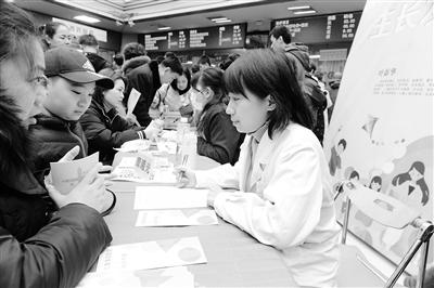 蘭州大學(xué)第一醫(yī)院舉行“新年！新高度！”兒童保健義診活動