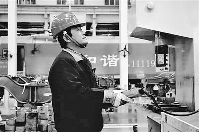 蘭州：寒夜黃河邊，他一把拉出落水大學生