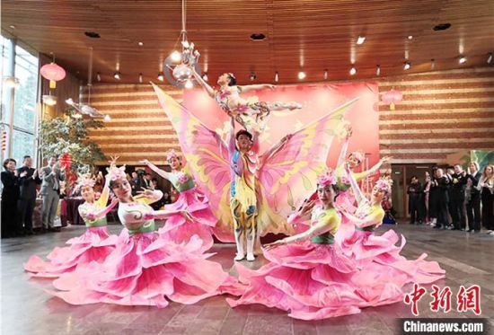 圖為雜技演員通過精湛的技藝贏得了滿堂喝彩?！「拭C省文化和旅游廳網(wǎng)站 攝