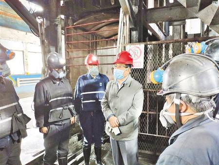 林鐸在平?jīng)稣{(diào)研指導(dǎo)疫情防控和生產(chǎn)恢復(fù)時(shí)強(qiáng)調(diào) 分類施策精準(zhǔn)防控 積極推動(dòng)生產(chǎn)恢復(fù) 確保實(shí)現(xiàn)全省經(jīng)濟(jì)社會發(fā)展目標(biāo)任務(wù)