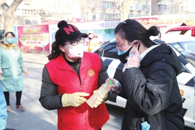用點(diǎn)滴善舉筑就強(qiáng)大正能量 蘭州市各級道德模范、蘭州好人齊心援助抗擊疫情一線