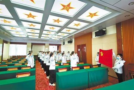 一次難得的黨課——甘肅第二、第三批援鄂醫(yī)療隊預(yù)備黨員宣誓儀式側(cè)記