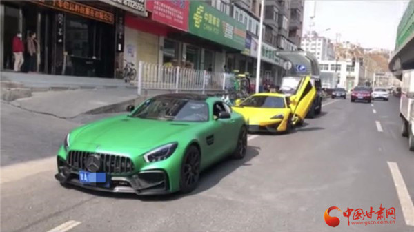 多輛豪車(chē)占道拍視頻 蘭州一二手車(chē)公司被約談（圖）