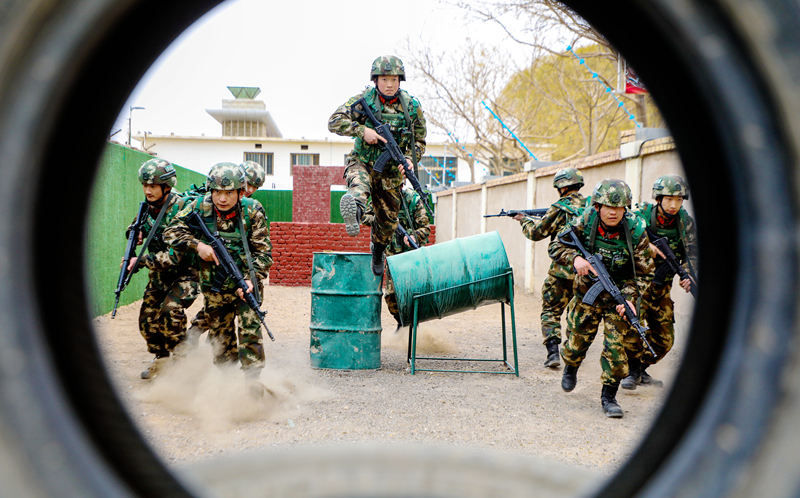 甘肅武警：實(shí)戰(zhàn)演練陣勢(shì)猛