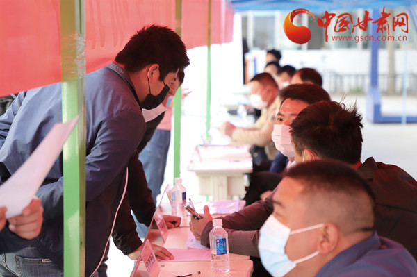 【甘肅省決戰(zhàn)決勝脫貧攻堅】扶貧又扶志！把“就業(yè)大禮包”送到貧困戶家門口（圖）