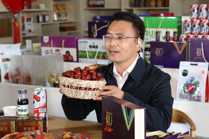 “縣長直播天團(tuán)”唱響“甘貨春之聲”，售出近30種甘貨1萬余件 開進(jìn)直播間的網(wǎng)絡(luò)扶貧博覽會，受百萬網(wǎng)友點贊 