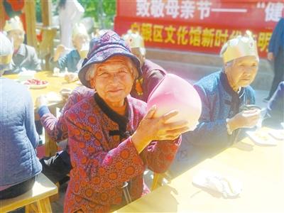 母親節(jié)，白銀“花村”擺了一場“敬老宴”