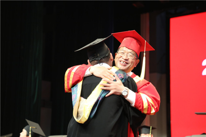 17分鐘14次掌聲！隴東學(xué)院院長辛剛國這樣深情寄語畢業(yè)生