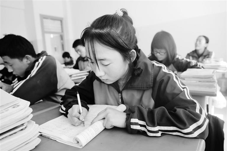 慶陽(yáng)環(huán)縣這名小姑娘，柔弱肩膀撐起一個(gè)大家庭