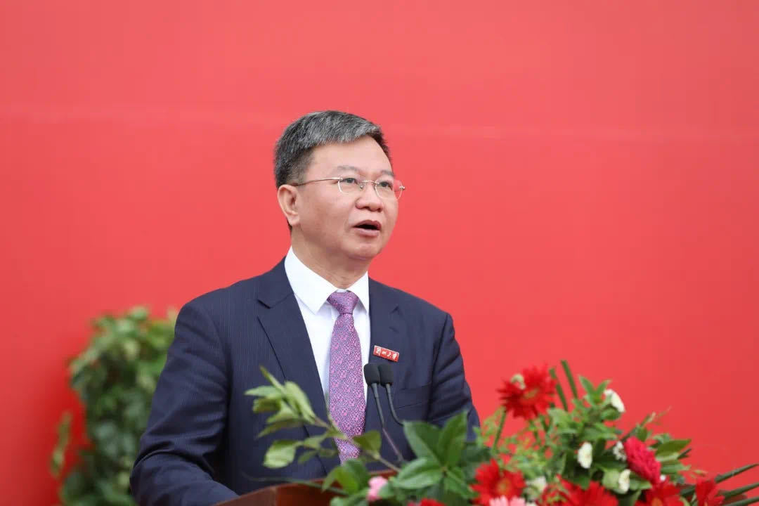 蘭州大學(xué)校長嚴(yán)純?nèi)A寄語2020屆本科畢業(yè)生：做敢擔(dān)當(dāng)、能擔(dān)當(dāng)、有擔(dān)當(dāng)?shù)娜?>
        </a><em>蘭州大學(xué)校長嚴(yán)純?nèi)A寄語2020屆本科畢業(yè)生：做敢擔(dān)當(dāng)、能擔(dān)當(dāng)、有擔(dān)當(dāng)?shù)娜?/em></li>
    <li><a  target=