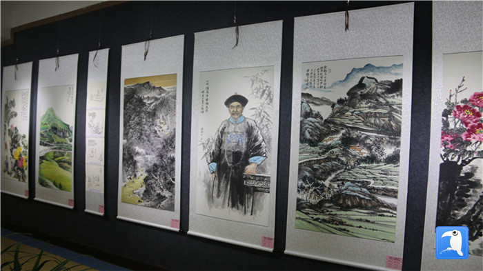 7月1日上午，定西市通渭縣紀(jì)委監(jiān)委舉辦“襄郡清風(fēng)·喜迎建黨99周年”廉政文化書畫展， 共同為黨的生日獻(xiàn)禮。_副本.jpg