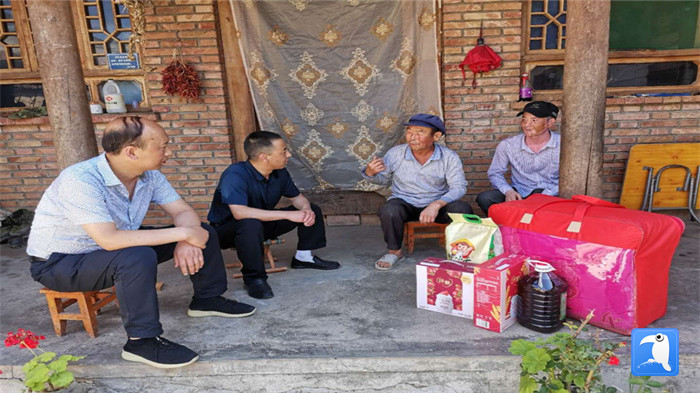 在建黨99周年來臨之際，隴南市禮縣紀(jì)委監(jiān)委在中壩鎮(zhèn)、三峪鄉(xiāng)開展“七一”慰問老黨員、困難黨員活動(dòng)，為他們送去組織的關(guān)懷和節(jié)日的問候。_副本.jpg