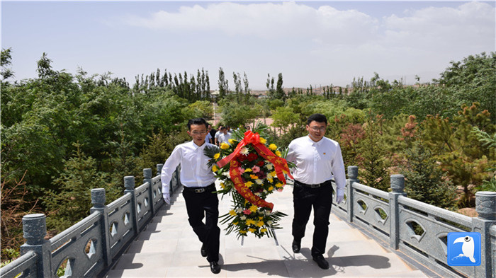 七一”前夕，白銀市紀(jì)委監(jiān)委機(jī)關(guān)黨委組織黨員來到紅軍西路軍景泰烈士陵園開展主題黨日活動(dòng)。 朱鵬拍攝_副本.jpg