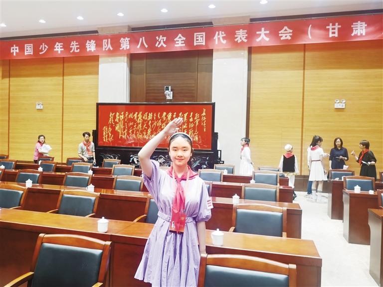 代表蘭州少先隊員參加全國少代會——這個小姑娘，攢勁！