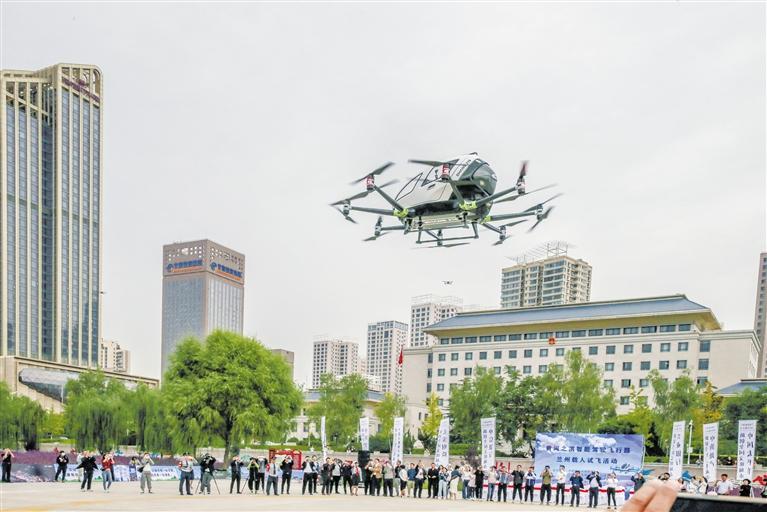 超酷、超刺激！智能駕駛飛行器在蘭載人試飛