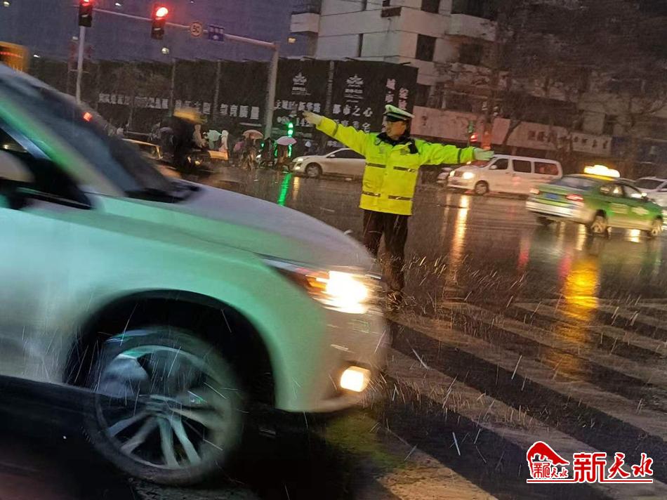 風(fēng)雪襲來(lái)，天水最美“警色”在路上！