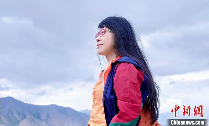 圖為胡美英在祁連山采風(fēng)。受訪人供圖