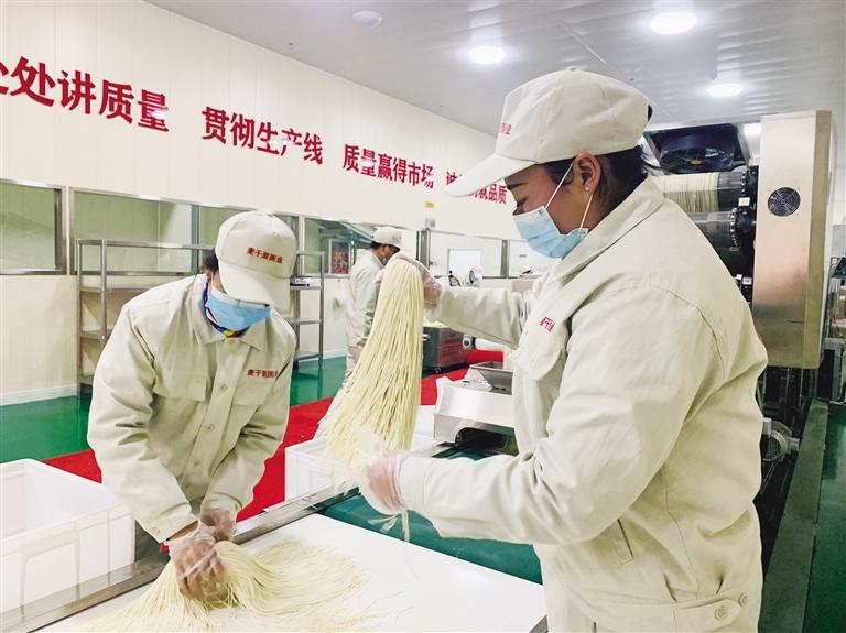 蘭州市規(guī)?；懊鏃l加工項(xiàng)目”投入運(yùn)營(yíng) 將配送到市區(qū)280多家直營(yíng)店