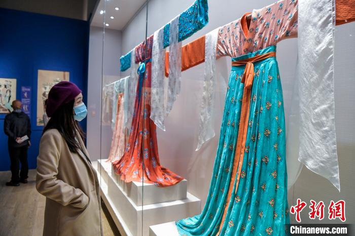 觀眾在參觀唐代服飾?！●樤骑w 攝