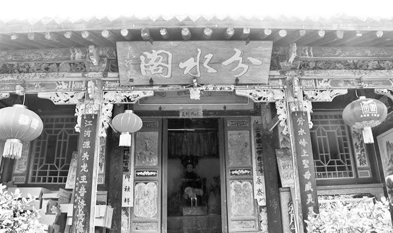 秦嶺鎮(zhèn)分水閣，一屋檐水分江河 這里可看水系奇觀，可賞連翹花海