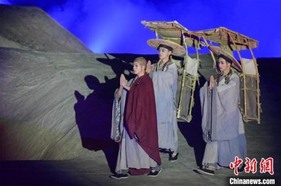 圖為演出現(xiàn)場(chǎng)，該劇獨(dú)創(chuàng)360度旋轉(zhuǎn)并前后移動(dòng)觀眾席，顛覆傳統(tǒng)劇場(chǎng)舞臺(tái)表演模式?！⊥醣筱y 攝