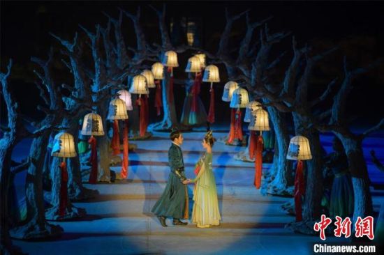 圖為全新升級(jí)《敦煌盛典》，新增戰(zhàn)馬、燈籠矩陣，以及最新聲、光、電硬件設(shè)施?！⊥醣筱y 攝