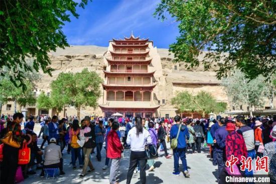 中國農(nóng)歷四月初八，敦煌民眾傳承歷史習(xí)俗，前往莫高窟燒香禮佛、祈福。(資料圖) 王斌銀 攝