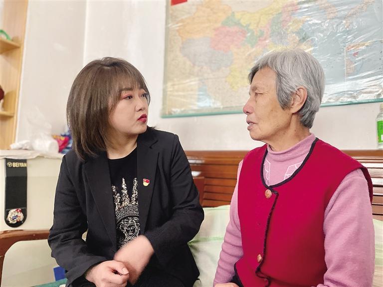 敦煌路街道任家莊街東社區(qū)黨委書記、居委會主任譚莉：我們必須成為老百姓堅(jiān)強(qiáng)的后盾