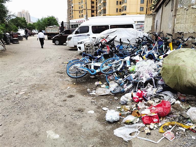 百米土路臟亂差，誰(shuí)來(lái)管？經(jīng)記者協(xié)調(diào)，社區(qū)組織志愿者進(jìn)行了清理