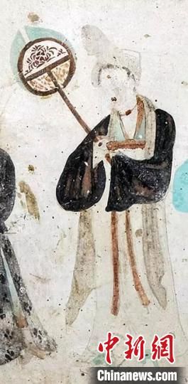 “一把小扇在手，笑對仲夏酷暑。”圖為莫高窟第468窟《執(zhí)團扇女供養(yǎng)人》(中唐)?！《鼗脱芯吭汗﹫D
