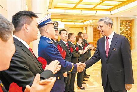 尹弘同甘肅省全國“兩優(yōu)一先”表彰對象和全國優(yōu)秀縣委書記座談時強調(diào) 牢記殷切囑托 創(chuàng)造嶄新業(yè)績 當(dāng)好榜樣標(biāo)桿努力為全面建設(shè)社會主義現(xiàn)代化作出更大貢獻(xiàn)