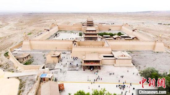 圖為7月中旬，世界文化遺產(chǎn)——嘉峪關(guān)，它是中國明代萬里長城的西端起點。　高展　攝