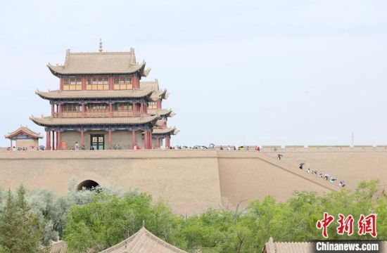 歷經(jīng)數(shù)十載保護修繕的古老關(guān)城得以延年益壽，成為了海內(nèi)外游客“絲路游”的必經(jīng)打卡地?！「哒?攝