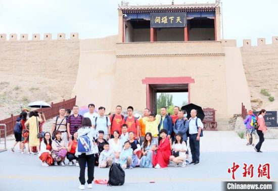 歷經(jīng)數(shù)十載保護修繕的古老關(guān)城得以延年益壽，成為了海內(nèi)外游客“絲路游”的必經(jīng)打卡地。　高展 攝