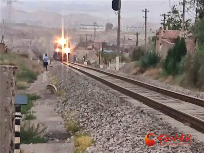 驚險(xiǎn)！火車來臨小男孩鐵路上玩耍 蘭鐵民警飛奔將其救下