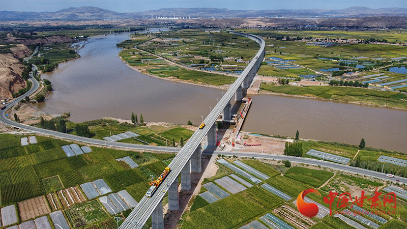 【隴拍客】直擊現(xiàn)場！看中蘭鐵路首條接觸網(wǎng)導線如何架設