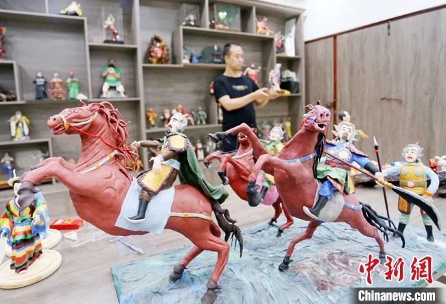 安秋平是成州面塑第五代傳承人，也是當(dāng)?shù)匚ㄒ粓?jiān)守面塑制作的人?！「哒?攝