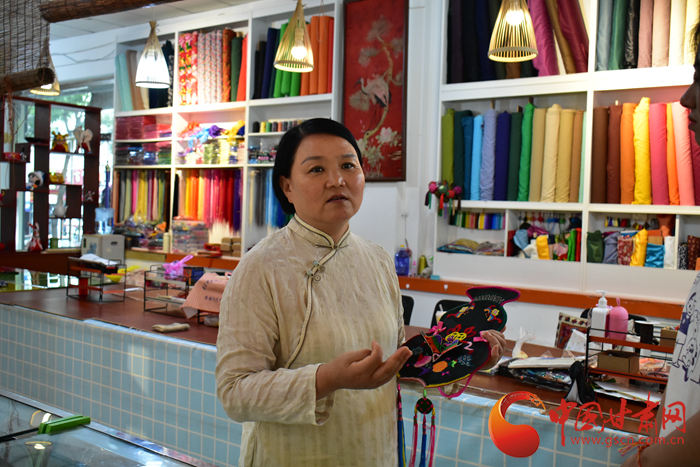 【蘭大新聞學(xué)子重走西北角】香包傳承人劉蘭芳：飛針走線，傳承匠心 
