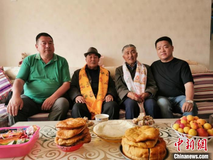 圖為張輝剛(右一)拜訪甘肅肅南縣裕固族德高望重的老人。(資料圖) 張輝剛供圖