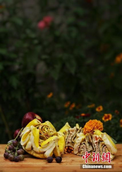 圖為做好的月餅，狀似玫瑰，切開后層層疊疊，色彩斑斕。張文 攝