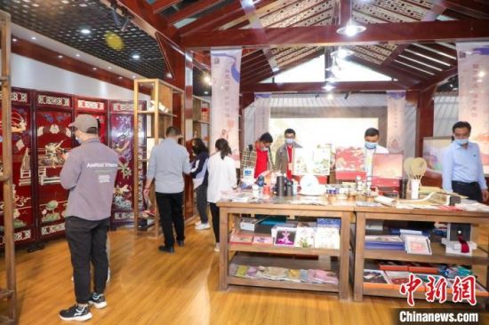 圖為甘肅“一會一節(jié)”期間，位于敦煌的天水市展館中，民眾觀賞文創(chuàng)產(chǎn)品?！「拭C省文化和旅游廳供圖
