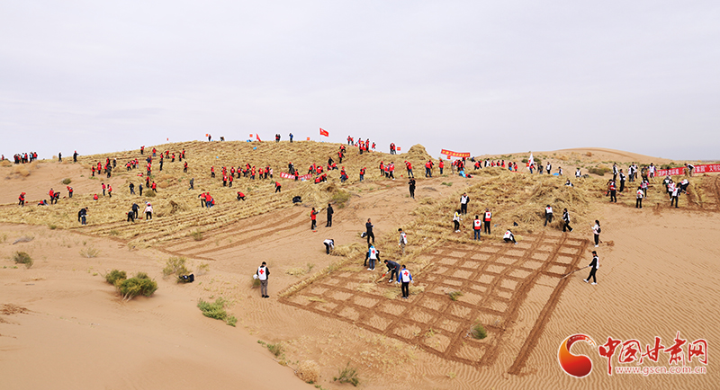 甘肅省委宣傳部、省文明辦、省志愿服務(wù)聯(lián)合會在古浪縣舉行壓沙主題文明實(shí)踐志愿服務(wù)活動