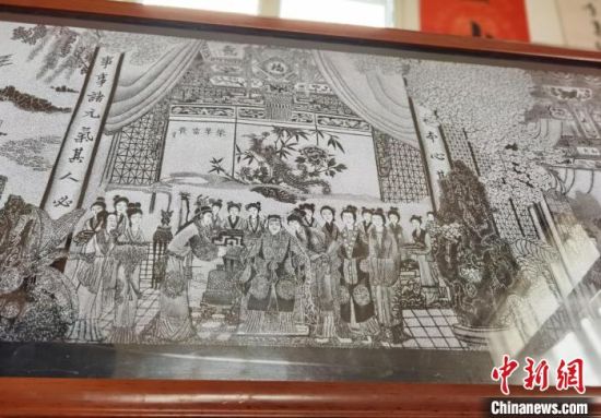 圖為陶世清的影雕作品?！钅?攝