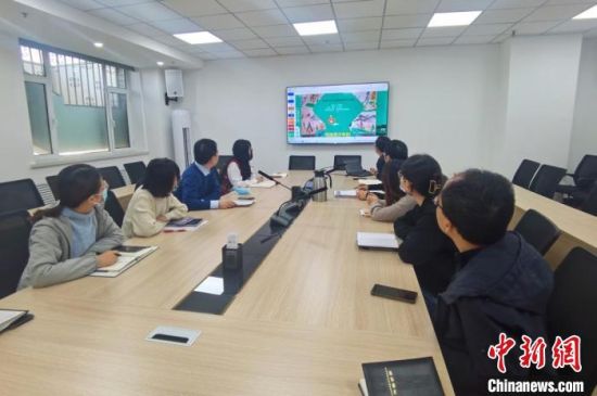 圖為甘肅教育出版社《寫給青少年的敦煌故事》叢書項目組，探討圖書封面設計?！￠Z姣 攝