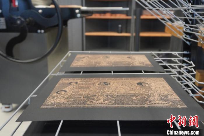 圖為徐晉林工作室制作的雕版敦煌壁畫印刷成品展示?！【琶赖┰?　攝