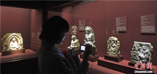 2018年8月，《平山郁夫的絲路世界——平山郁夫絲綢之路美術(shù)館文物展》在甘肅敦煌莫高窟開展。中新社記者 楊艷敏 攝