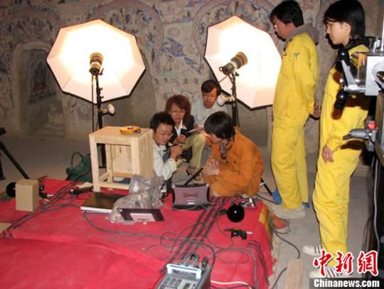 敦煌研究院與日本東京文化財研究所合作進(jìn)行第285窟多光譜無損調(diào)查工作現(xiàn)場。中新社發(fā) 婁婕 供圖