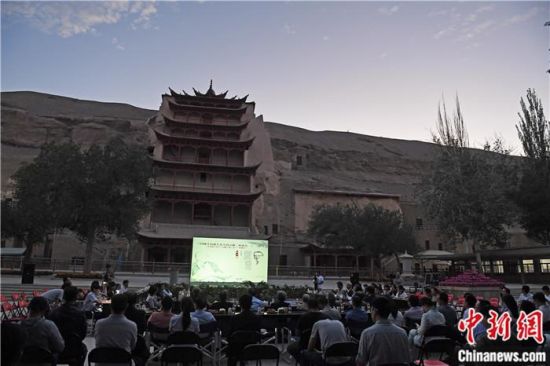 2018年8月，在敦煌莫高窟標(biāo)志性建筑“九層樓”前，《回顧平山郁夫先生的貢獻(xiàn)》座談會舉行。來自中日兩國的專家、學(xué)者共同懷念這位情系敦煌數(shù)十載的繪畫巨匠、中日友好的文化使者、世界文化遺產(chǎn)的守護(hù)者。中新社記者 楊艷敏 攝