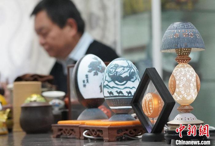 圖為吳義澤完成的蛋雕作品。　九美丹增 攝